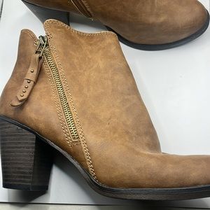 Mossimo women’s vegan leather chunky heeled zip ankle boots, caramel colored 9